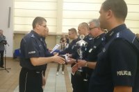 Pierwszy Zastępca Ślaskiego Komendanta Wojewódzkiego Policji insp. Roman Rabsztyn gratuluje Patrolowi Roku 2015