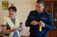 Komendant Dziurka i Prezydent Aneta Latacz oglądają urządzenie