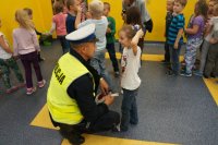 Policjant rozmawia z dziewczynką