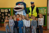 Zdjęcie grupowe dzieci, policjanta i Sznupka