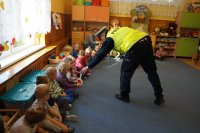 Policjant daje dzieciom do oglądnięcia policyjny lizak