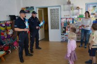 Dzieci dziękują policjantom za wizytę