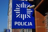 Logo z napisem Policja przed budynkiem KMP Bytom