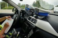 policjant zatrzymuje prawo jazdy