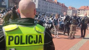 Policjant w trakcie zabezpieczenia pokazu motocykli na Rynku
