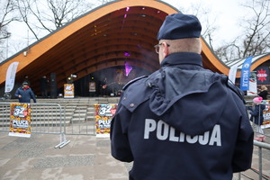 Policjant i muszla koncertowa