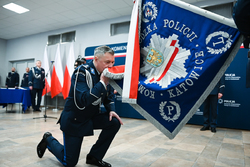Komendant Wojewódzki Policji w Katowicach klęczy przy sztandarze