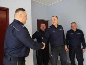 Zastępca Komendanta Miejskiego Policji w Bytomiu gratuluje Zastępcy Komendanta Komisariatu Policji V w Bytomiu.