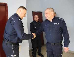 Komendant Komisariatu Policji 5 w Bytomiu gratuluje swojemu zastępcy.