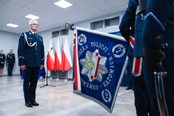 Na zdjęciu przed sztandarem Pierwszy Zastępca Komendanta Wojewódzkiego Policji w Katowicach.
