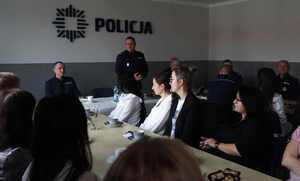 Komendant Miejski Policji w Bytomiu przemawia do zgromadzonych pracowników cywilnych w sali odpraw Komendy Miejskiej Policji w Bytomiu.