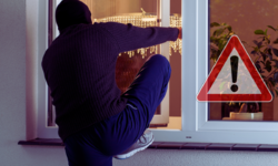 Na zdjęciu mężczyzna wchodzi do mieszkania przez okno