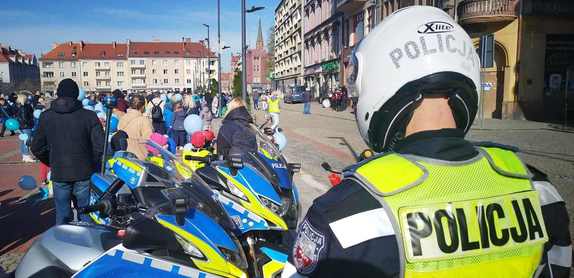Na zdjęciu policjant ruchu drogowego, motocykle policyjne i uczestnicy marszu na bytomskim Rynku.